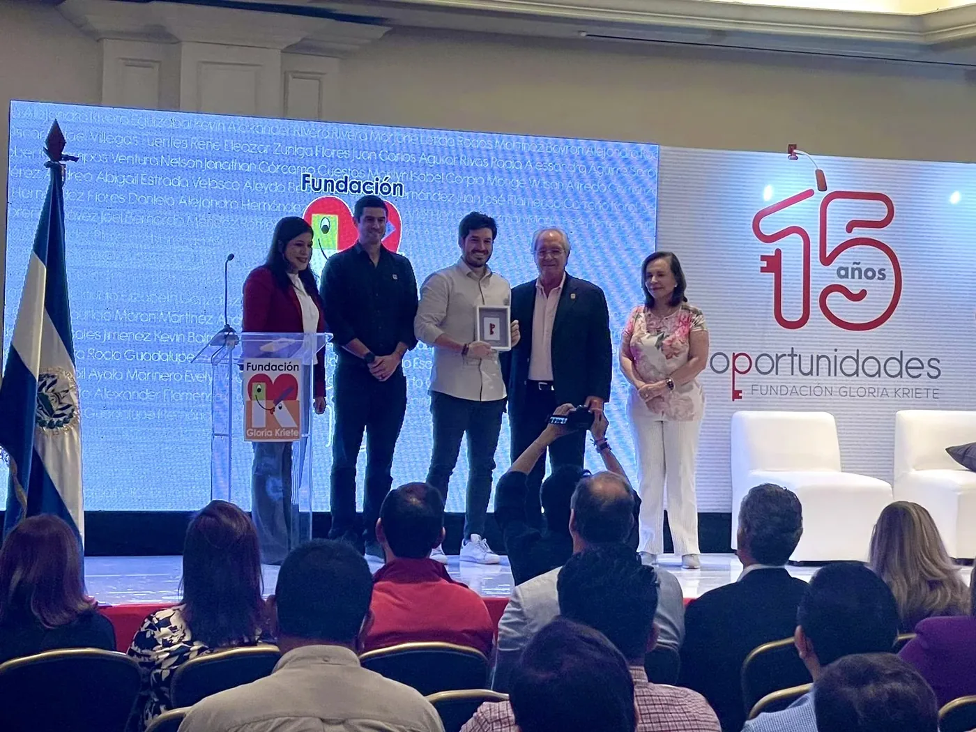 Nelson Inno receiving the Gloria Kriete Foundation award at Programa Oportunidades 15th anniversary, El Salvador